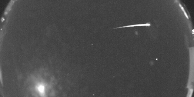 В 1:45 ч. GMT на 17 ноември камерата за цялото небе на НАСА в Държавния университет в Ню Мексико засне това изображение на метеора Леонид, който се движи по небето.
