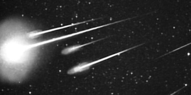 Una explosión de los meteoros Leónidas de 1999 vista a 38,000 pies con una cámara de 50 mm de la Campaña Aeronave de Instrumentos Múltiples Leónidas (Leonid MAC). 