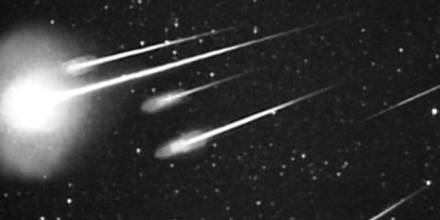 Uma erupção de meteoros Leonid em 1999 vista a 38.000 pés pela Leonid Multi Instrument Aircraft Campaign (Leonid MAC) com uma câmera de 50 mm. 