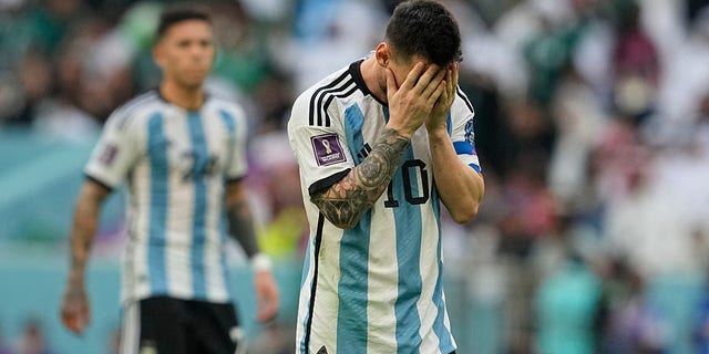 واکنش لیونل مسی آرژانتینی پس از از دست دادن شانس در جریان بازی گروه C فوتبال جام جهانی بین آرژانتین و عربستان سعودی در ورزشگاه لوسیل شهر لوسیل قطر، سه شنبه 22 نوامبر 2022. 