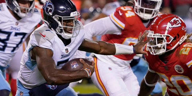 Tennessee Titansi tagamängija Malik Willis, vasakul, jookseb palliga, kui Kansas City Chiefsi turvamees Justin Reid paremal kaitseb pühapäeval, 6. novembril 2022, Kansas Citys, Mo.