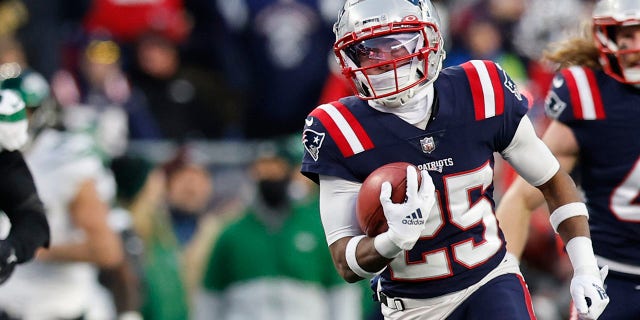 Narożny obrońca New England Patriots, Marcus Jones (25), biegnie po powrocie puntem podczas drugiej połowy meczu 20 listopada 2022 r. W Foxborough, Massachusetts.