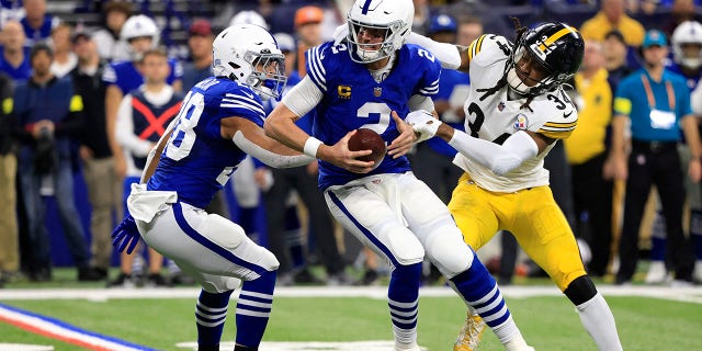 Terrell Edmunds (34) de los Pittsburgh Steelers captura a Matt Ryan (2) de los Indianapolis Colts durante el primer cuarto de un partido en el Lucas Oil Stadium el 28 de noviembre de 2022 en Indianápolis.