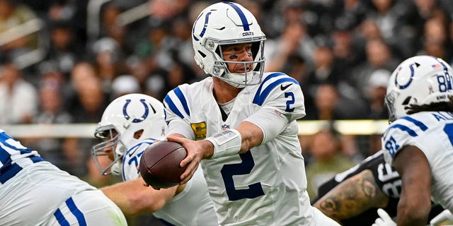 Indianapolis Colts quarterback Matt Ryan (2) fakes a handoff in the first half against the Las Vegas Raiders on Nov. 13, 2022.