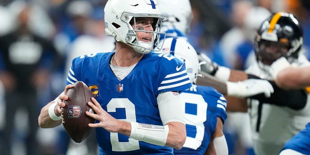 O quarterback do Indianapolis Colts, Matt Ryan, arremessou durante o primeiro tempo de um jogo de futebol da NFL contra o Pittsburgh Steelers, segunda-feira, 28 de novembro de 2022, em Indianápolis. 