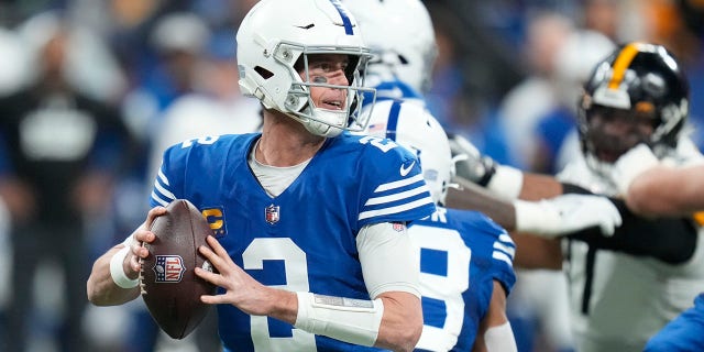 El mariscal de campo de los Indianapolis Colts, Matt Ryan, lanza durante la primera mitad de un partido de fútbol americano de la NFL contra los Pittsburgh Steelers, el lunes 28 de noviembre de 2022, en Indianápolis. 