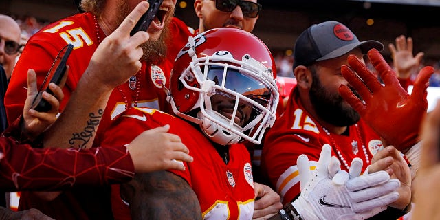 Mecole Hardman #17 de los Kansas City Chiefs celebra con los fanáticos después de anotar un touchdown en el tercer cuarto contra los Buffalo Bills en el Arrowhead Stadium el 16 de octubre de 2022 en Kansas City, Missouri.