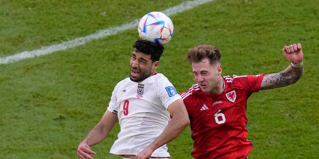 Mehdi Taremi de Irán, a la izquierda, lucha por el balón con Joe Rodon de Gales durante el partido del Grupo B de la Copa Mundial en el estadio Ahmad bin Ali en Al Rayyan, Qatar, el 25 de noviembre de 2022.