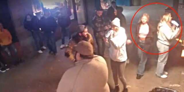 इडाहो विश्वविद्यालय के पीड़ितों मैडी मोगेन और कायली गोंकाल्वेस को मारे जाने से कुछ घंटे पहले वीडियो फुटेज में देखा गया।