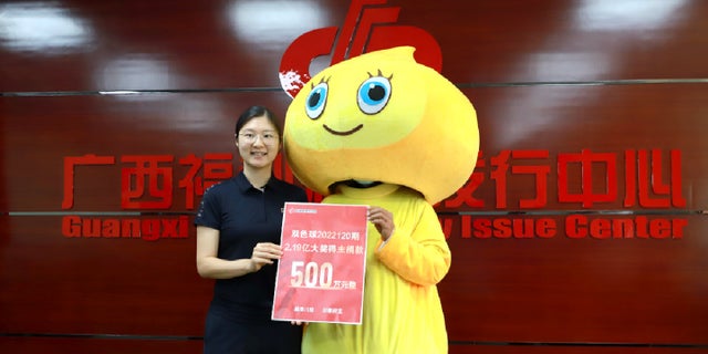 The anonymous lottery winner is apparently going by the alias "Mr. Li." He reportedly made a donation to the Guangxi Welfare Lottery while in costume on Oct. 24 for the betterment of public welfare.