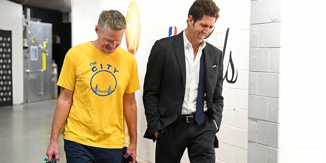 El entrenador en jefe de los Golden State Warriors, Steve Kerr, y el presidente de operaciones de baloncesto, Bob Myers, llegan a la arena antes del Juego 6 de las Finales de la NBA de 2022 el 16 de junio de 2022 en el TD Garden de Boston.