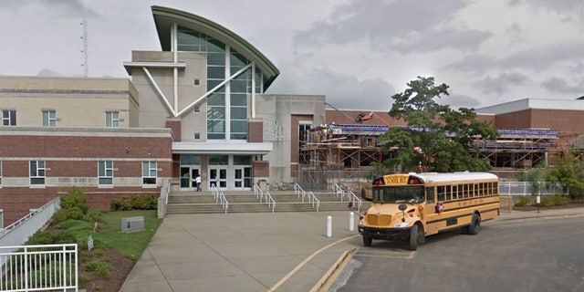 La suspektato estis laŭdire studento ĉe New Albany High School en Clarksville, Indianao.