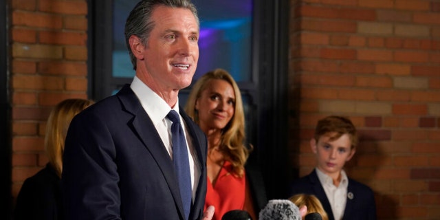 California Gov.  Gavin Newsom, accompanied by his wife de él, First Partner Jennifer Siebel Newsom and their children de él, delivers remarks after winning his second term in office, in Sacramento, Calif., Tuesday, Nov. 8, 2022.  