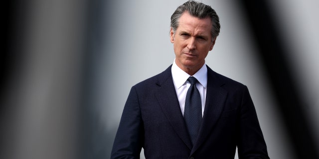 Le gouverneur de Californie, Gavin Newsom, prend la parole lors d'une conférence de presse à San Francisco, en Californie. 