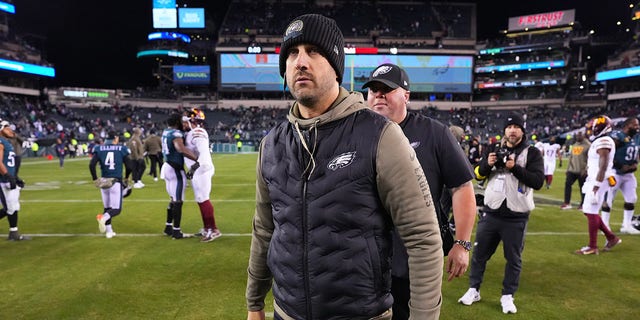 El entrenador en jefe de los Philadelphia Eagles, Nick Sirianni, abandona el campo después de un partido contra los Washington Commanders en el Lincoln Financial Field el 14 de noviembre de 2022 en Filadelfia.