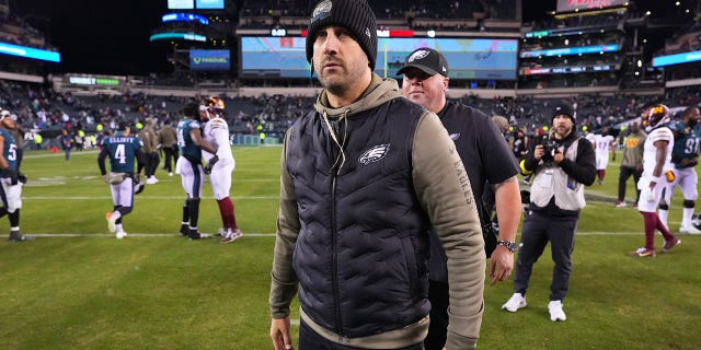 El entrenador en jefe de los Philadelphia Eagles, Nick Sirianni, abandona el campo después de un partido contra los Washington Commanders en el Lincoln Financial Field el 14 de noviembre de 2022 en Filadelfia.