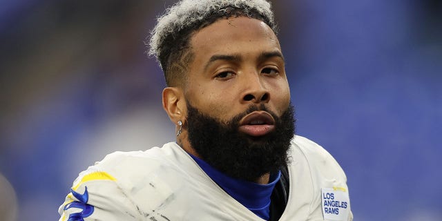 El receptor abierto de Los Angeles Rams, Odell Beckham Jr. #3, sale corriendo del campo después de derrotar a los Baltimore Ravens en el M&T Bank Stadium el 2 de enero de 2022 en Baltimore, Maryland. 