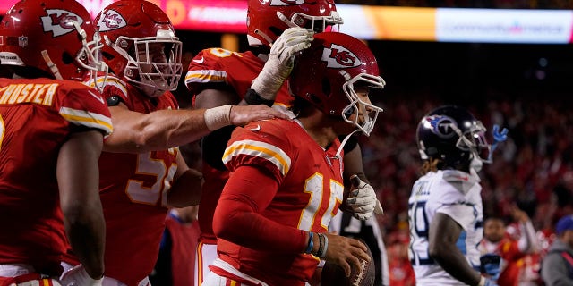 Kansas City Chiefsi tagamängija Patrick Mahomes tähistab pühapäeval, 6. novembril 2022, Kansas Citys, Mo. NFL-i jalgpallimängus Tennessee Titansi vastu värava löömist (AP Photo/Ed Zurga)