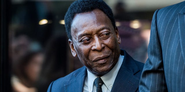 El legendario futbolista Pelé asiste a la inauguración de la insignia de la Quinta Avenida en la boutique Hublot el 19 de abril de 2016 en la ciudad de Nueva York.