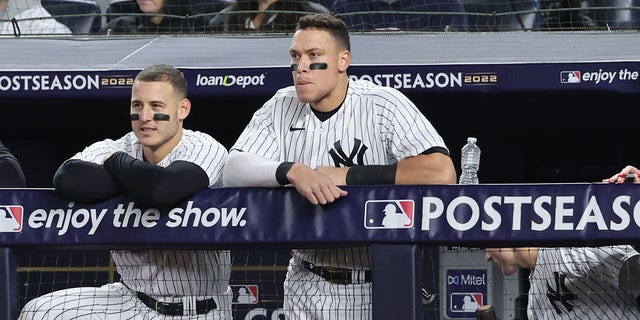 El primera base de los Yankees de Nueva York, Anthony Rizzo, a la izquierda, y el jardinero central de los Yankees de Nueva York, Aaron Judge, en el banquillo durante la tercera entrada del Juego 4 de la Serie de Campeonato de la Liga Americana en el Yankee Stadium en el Bronx, Nueva York, el 23 de octubre de 2022.