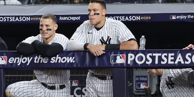 El primera base de los Yankees de Nueva York, Anthony Rizzo, a la izquierda, y el jardinero central de los Yankees de Nueva York, Aaron Judge, en el banquillo durante la tercera entrada del Juego 4 de la Serie de Campeonato de la Liga Americana en el Yankee Stadium en el Bronx, Nueva York, el 23 de octubre de 2022.