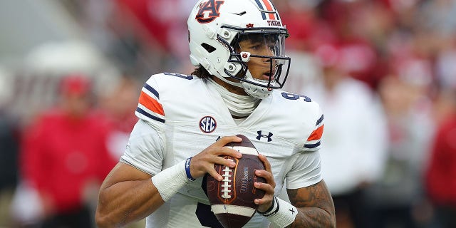 Robby Ashford de Auburn busca un pase contra Alabama durante la primera mitad en el estadio Bryant-Denny el 26 de noviembre de 2022 en Tuscaloosa, Alabama.