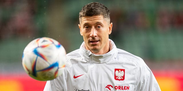 Robert Lewandowski z Polski ogląda mecz towarzyski pomiędzy Polską a Chile, 16 listopada 2022 r. w Warszawie, Polska.