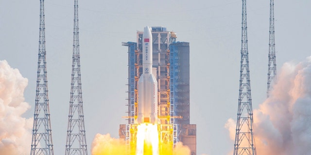 Une fusée Longue Marche 5B décolle du Centre de lancement spatial de Wenchang, dans la province de Hainan (sud de la Chine), le 31 octobre 2022.