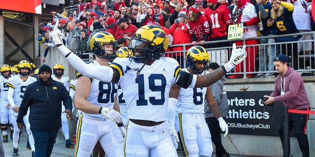 Michigan Wolverines #19 Rod Moore entra al campo con su equipo antes de un partido de fútbol americano universitario contra los Ohio State Buckeyes en el Ohio Stadium el 26 de noviembre de 2022 en Columbus, Ohio.