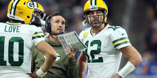 El mariscal de campo de los Green Bay Packers, Aaron Rodgers (12), ve una repetición en la pantalla grande con el entrenador en jefe de los Green Bay Packers, Matt LaFleur, durante un partido de fútbol americano de la NFL entre los Detroit Lions y los Packers de Green Bay a Detroit, Michigan, EE. UU., el domingo 6 de noviembre. , 2022.