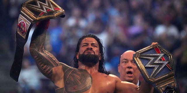 Roman Reigns tähistab pärast WWE meistrivõistluste ja universaalsete meistrivõistluste ühendamist WrestleMania ajal 3. aprillil 2022 Texases Arlingtonis.