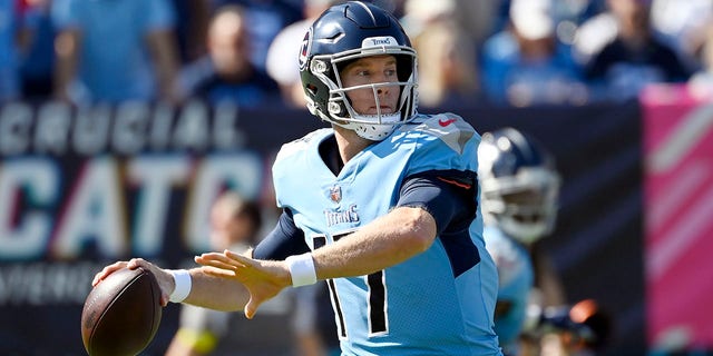 O quarterback dos Titans, Ryan Tannehill, parece passar contra o Indianapolis Colts no domingo, 23 de outubro de 2022, em Nashville, Tennessee.