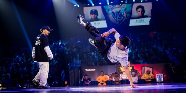 Victor uit de VS neemt het op 12 november 2022 op tegen Yuki uit Japan in de halve finale van de Red Bull BC One World Final in New York City.