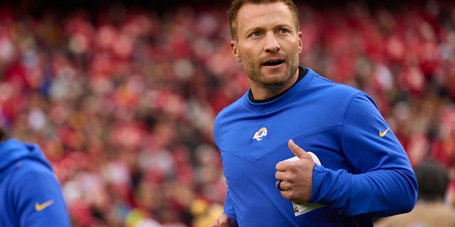 El entrenador en jefe Sean McVay de Los Angeles Rams sale al campo antes del inicio contra los Kansas City Chiefs en el Arrowhead Stadium el 27 de noviembre de 2022 en Kansas City, Missouri.