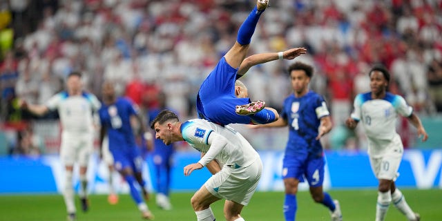 Mason Mount de Inglaterra, a la izquierda, y Sergino Dest de los Estados Unidos chocan durante el partido de fútbol del Grupo B de la Copa Mundial entre Inglaterra y Estados Unidos en el estadio Al Bayt en Al Khor, Al Qatar, el viernes 25 de noviembre de 2022.