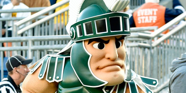 La mascota de Michigan State Spartan, Sparty, posa durante el juego Michigan State Spartans vs. Penn State Nittany Lions el 26 de noviembre de 2022 en Beaver Stadium en University Park, PA.