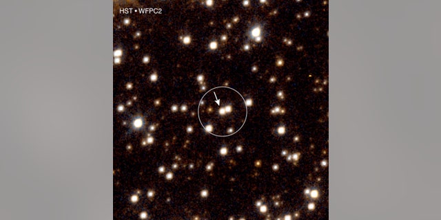 Two teams of astronomers using the Hubble Space Telescope and ground-based telescopes in Australia and Chile discovered the first examples of isolated stellar-mass black holes in Jan. 2000. 
