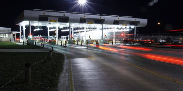 Een grenspatrouillecontrolepost op Interstate 35 in Texas. Agenten van de Laredo North Border Patrol hebben in april een man uit Texas gearresteerd die deze week tot bijna vijf jaar gevangenisstraf was veroordeeld wegens een poging om 124 migranten te vervoeren.