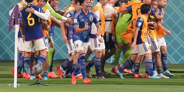 Los jugadores de Japón celebran después de que Takuma Asano anotó el segundo gol de su equipo contra Alemania en el Estadio Internacional Khalifa en Doha, Qatar, el miércoles.