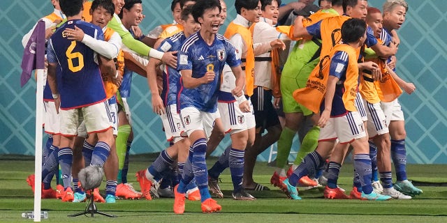 Los jugadores de Japón celebran después de que Takuma Asano anotó el segundo gol de su equipo contra Alemania en el Estadio Internacional Khalifa en Doha, Qatar, el miércoles.