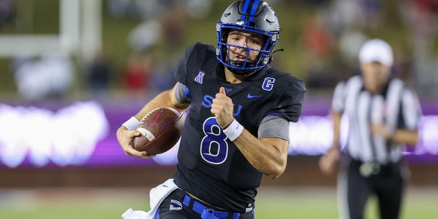 Southern Methodist Mustangs quarterback Tanner Mordecai carries the ball against Houston on Nov. 5, 2022.