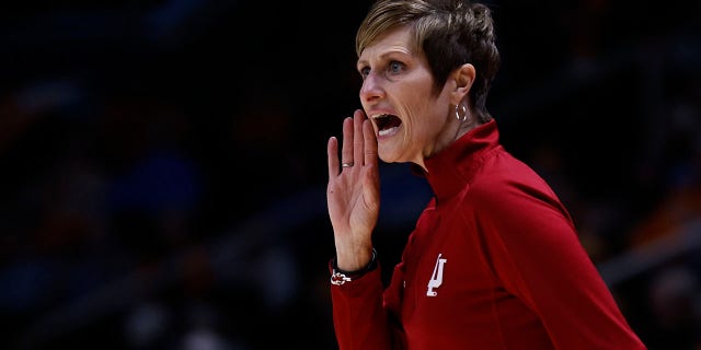 El entrenador en jefe de Indiana, Teri Moren, grita a sus jugadores durante la primera mitad de un partido de baloncesto universitario de la NCAA contra Tennessee, el lunes 14 de noviembre de 2022, en Knoxville, Tennessee.