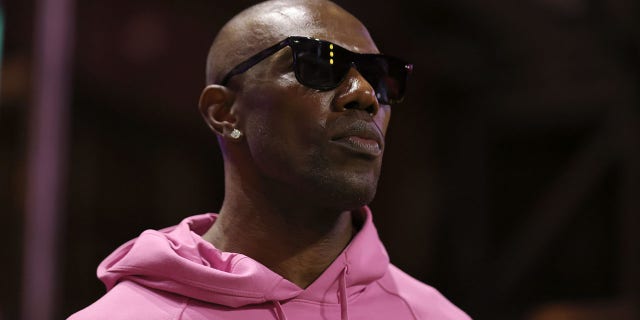 ATLANTA, GEORGIA – 11 DE JUNIO: Terrell Owens mira en la segunda mitad durante la temporada de fútbol controlado por fanáticos v2.0 – Campeonato entre Zappers y Bored Ape FC el 11 de junio de 2022 en Atlanta, Georgia. 