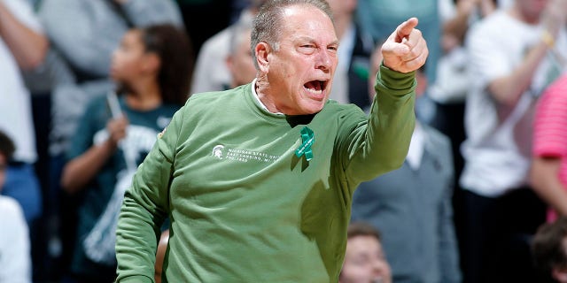 El entrenador de Michigan State, Tom Izzo, reacciona durante la primera mitad de un partido de baloncesto universitario de la NCAA contra Villanova, el viernes 18 de noviembre de 2022, en East Lansing, Michigan. 