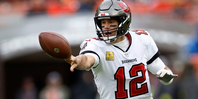 El mariscal de campo de los Tampa Bay Buccaneers, Tom Brady, recibe un pase de pala durante la primera mitad de un partido de fútbol americano de la NFL contra los Cleveland Browns en Cleveland el domingo 27 de noviembre de 2022.