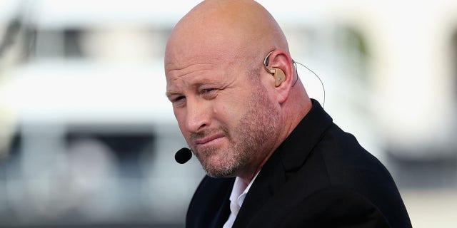 Trent Dilfer de ESPN Monday Night Countdown en el set antes del partido entre los Dallas Cowboys y Los Angeles Rams en el Los Angeles Coliseum durante la pretemporada el 13 de agosto de 2016 en Los Ángeles.