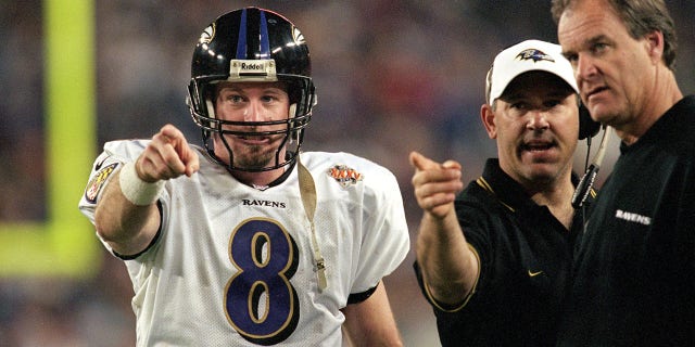 El mariscal de campo de los Baltimore Ravens, Trent Dilfer, apunta desde la banca durante el Super Bowl XXXV en el Estadio Raymond James en Tampa, Florida.