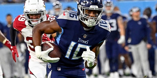 O wide receiver Treylon Burks, do Titans, marca um touchdown contra o Arizona Cardinals, em 27 de agosto de 2022, em Nashville, Tennessee.