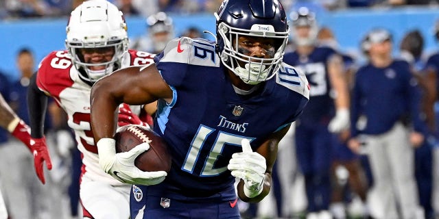 O wide receiver Treylon Burks, do Titans, marca um touchdown contra o Arizona Cardinals, em 27 de agosto de 2022, em Nashville, Tennessee.