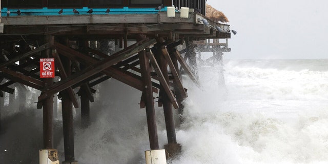 Las olas rompen en el muelle de Cocoa Beach cuando la tormenta tropical Nicole hace sentir su presencia el miércoles 9 de noviembre de 2022 en Cocoa Beach, Florida.